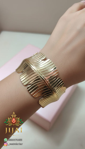 Gold leaf-shaped ribbed cuff bracelet